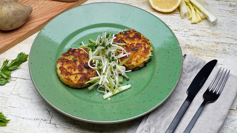 Schinken-Käse-Rösti mit Selleriesalat