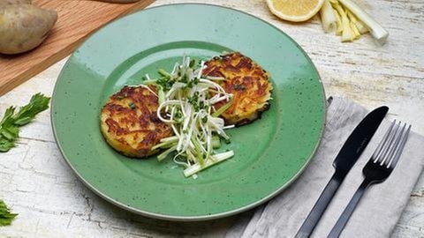 Schinken-Käse-Rösti mit Selleriesalat