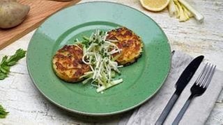 Schinken-Käse-Rösti mit Selleriesalat