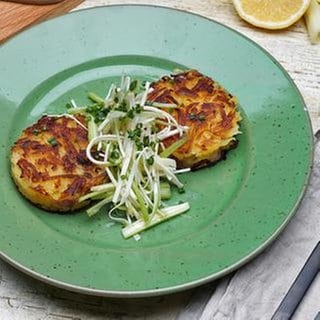 Schinken-Käse-Rösti mit Selleriesalat