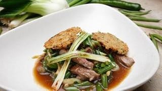 Grünes Wok-Gemüse mit Rumpsteak