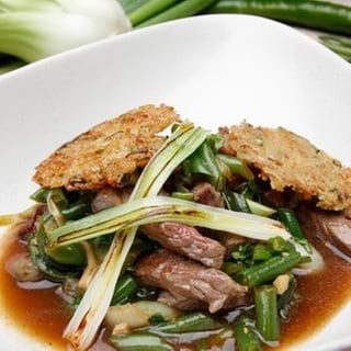 Grünes Wok-Gemüse mit Rumpsteak