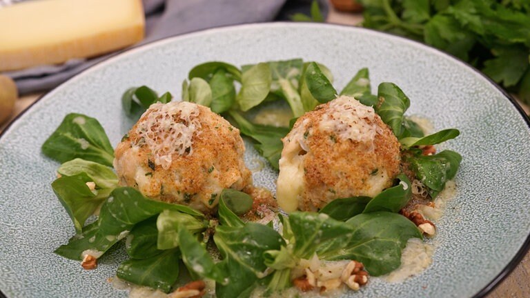 Käseknödel mit Feldsalat