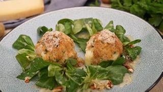 Käseknödel mit Feldsalat