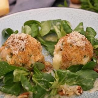 Käseknödel mit Feldsalat