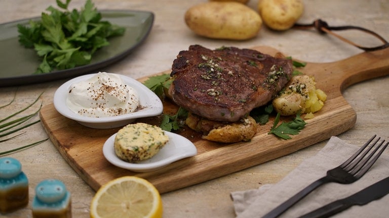 Rindersteak mit Kräuterbutter und Ofenkartoffeln