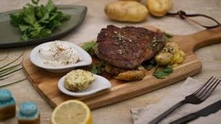 Rindersteak mit Kräuterbutter und Ofenkartoffeln