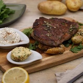 Rindersteak mit Kräuterbutter und Ofenkartoffeln