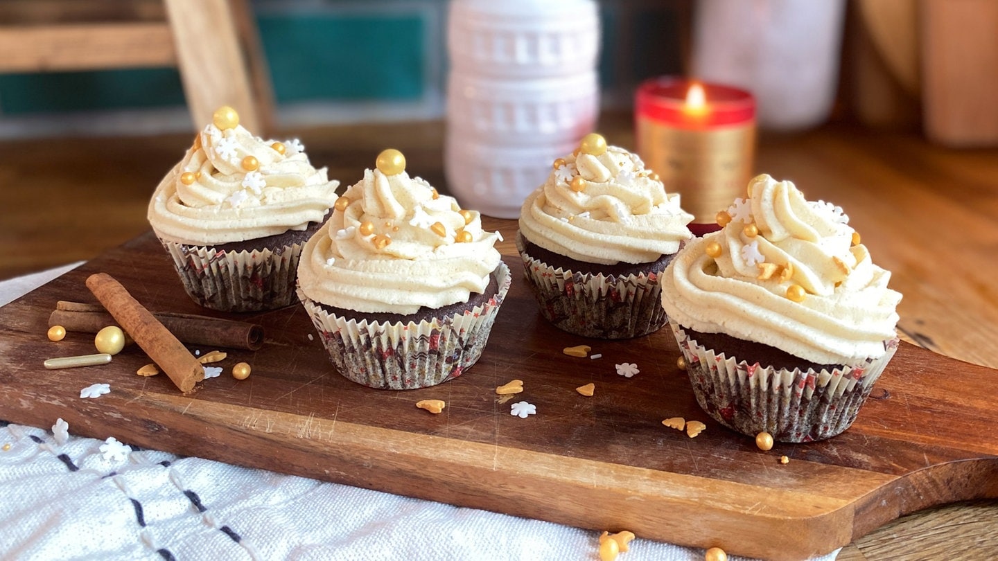 Gewürzkuchen-Cupcakes mit Zimt-Frischkäse-Frosting