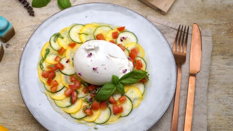 Zucchini-Carpaccio mit Burrata