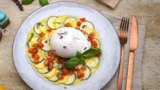 Zucchini-Carpaccio mit Burrata