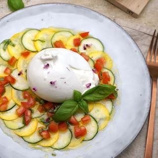 Zucchini-Carpaccio mit Burrata