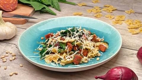 Farfalle mit Spinat, Käse und Chorizo