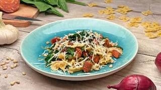 Farfalle mit Spinat, Käse und Chorizo