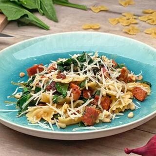 Farfalle mit Spinat, Käse und Chorizo