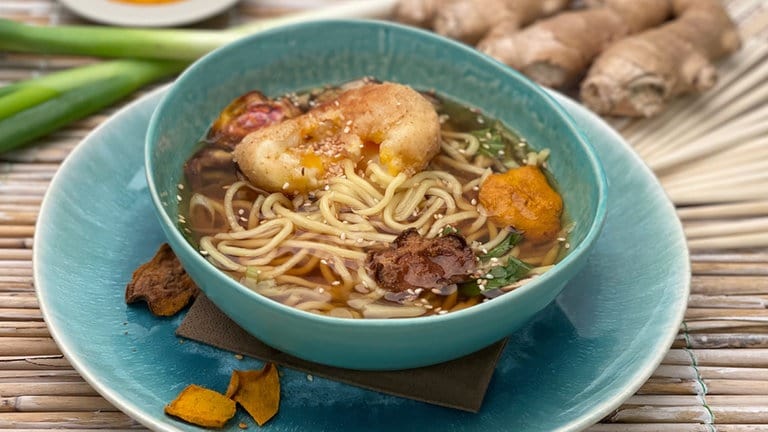 Ramen-Nudelsuppe mit gebackenem Ei