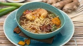 Ramen-Nudelsuppe mit gebackenem Ei