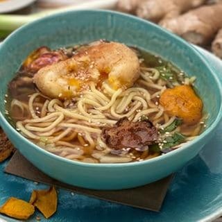 Ramen-Nudelsuppe mit gebackenem Ei