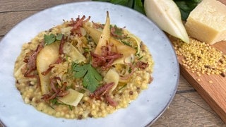 Fregola Sarda mit Speck, Petersilienwurzel und Zwiebel-Birnen-Kompott