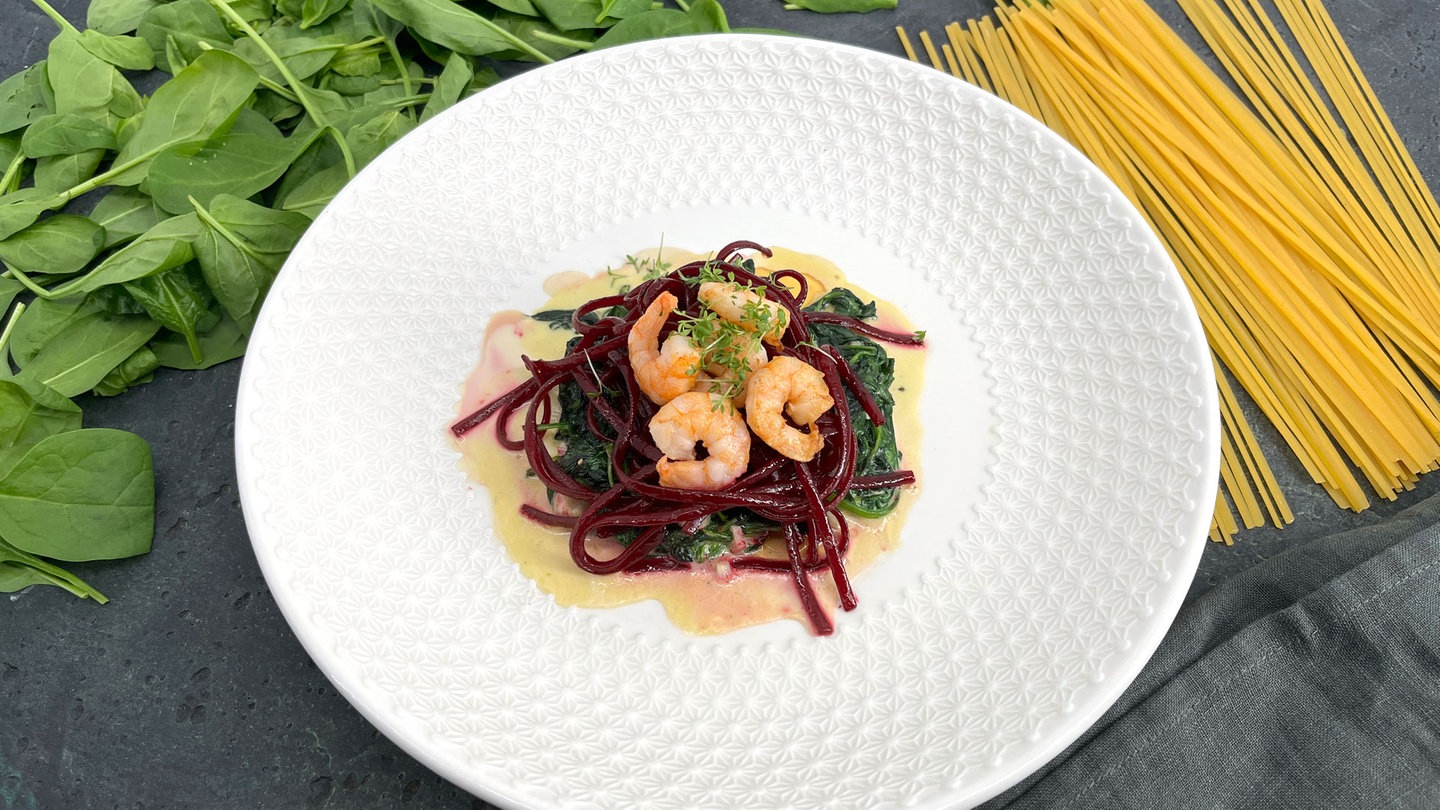 Rote Spaghetti mit Spinat und Garnelen