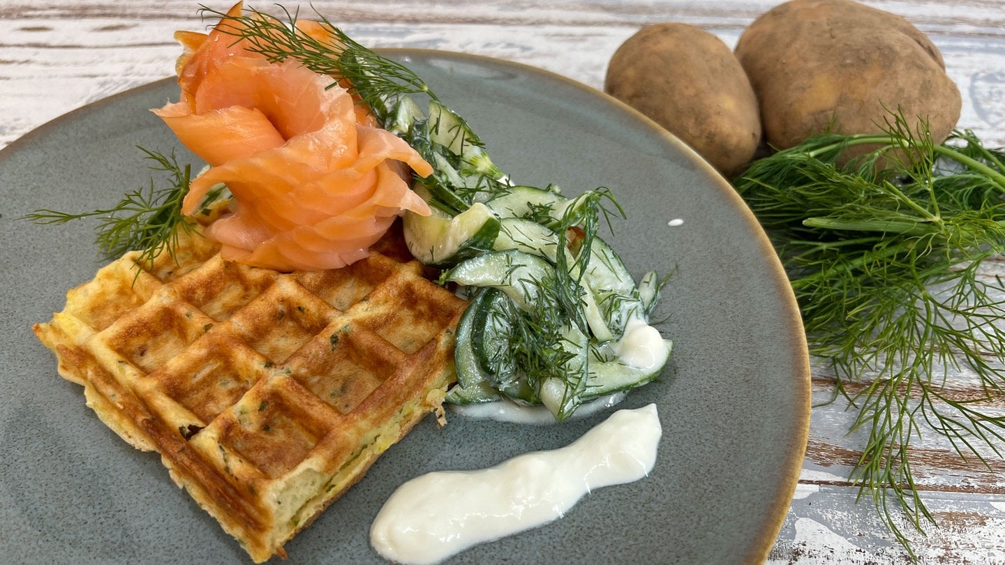 Herzhafte Kartoffel-Waffeln mit Räucherlachs und Gurke