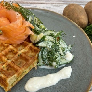 Herzhafte Kartoffel-Waffeln mit Räucherlachs und Gurke