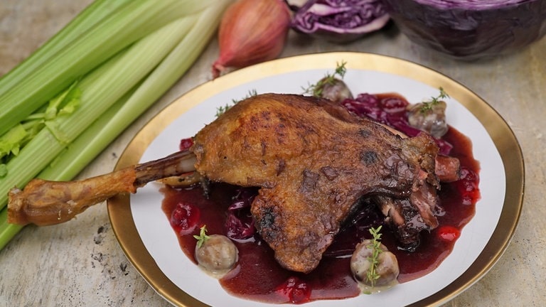 Gänsekeulen mit Rotkohl und glasierten Maronen