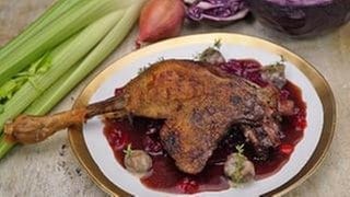 Gänsekeulen mit Rotkohl und glasierten Maronen 