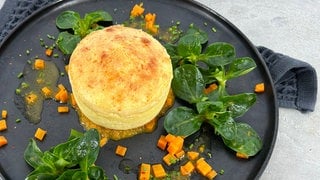 Parmesan-Soufflé mit Feldsalat