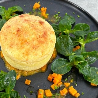 Parmesan-Soufflé mit Feldsalat