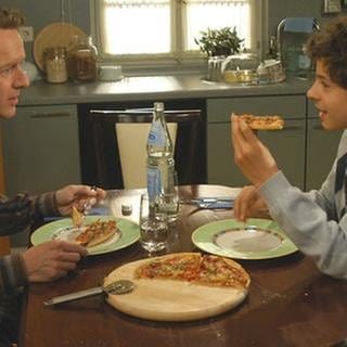 Bernahrd und Albert essen Pizza