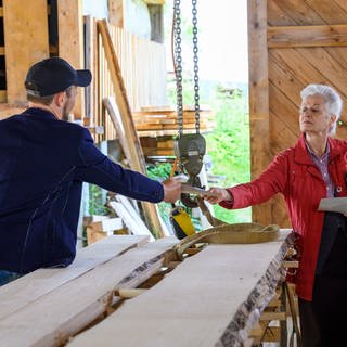 Johanna und Constantin im Sägewerk