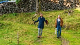 Constantin und Bernhard auf einer abschüssigen Wiese