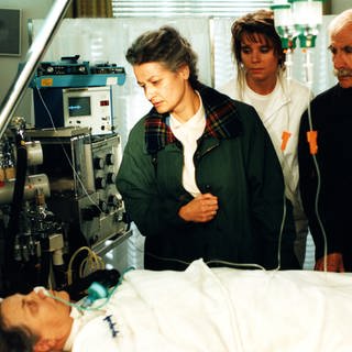 Johanna, Kati und Wilhelm an Marias Krankenbett