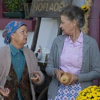 Lioba und Johanna unterhalten sich vor Johannas Hofladen