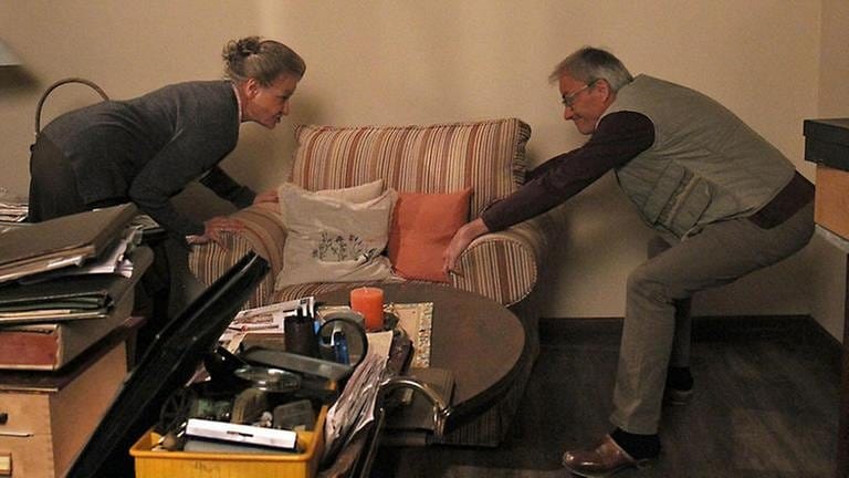 Johanna und Karl rücken Möbel