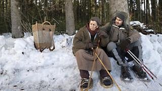 Folge 1045 - Sebastian und Lioba sitzen am Waldrand im Schnee