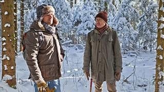 Andreas und Karl im tief verschneiten Wald