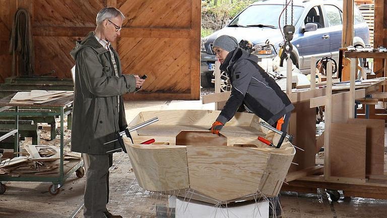 Karl und Sophie bauen im Sägewerk an einem Boot