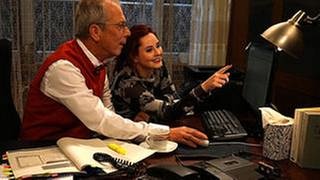 Lizzy zeigt Herrn Weiss etwas am Computer
