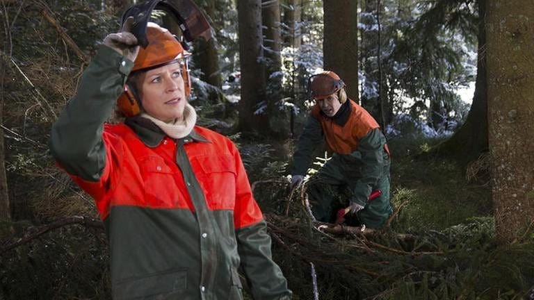 Bea und Sebastian arbeiten im Wald