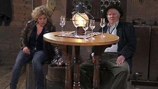 Bea und Zimmermann Senior sitzen betrunken in Zimmermanns Brennküche