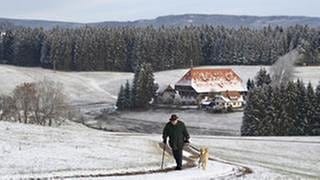 Hermann geht mit Hofhund Willy im Schnee spazieren