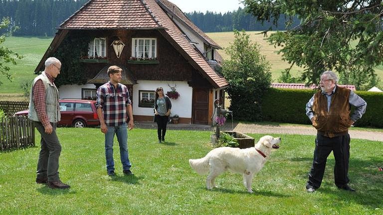 Hermann, Karl und Andreas wollen Hofhund Willy erziehen