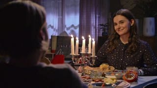 Jenny und Sebastian beim Candle-Light-Dinner zu Hause