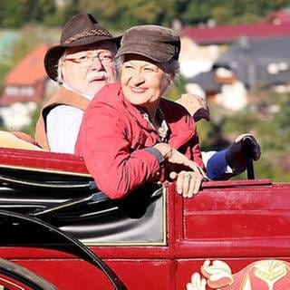 Hermann und Johanna fahren in einer Kutsche