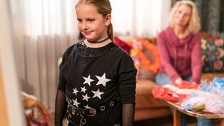 Carlotta als Punk verkleidet mit Oma Kati im Leibgedinghaus