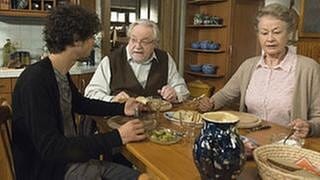 Albert, Hermann und Johanna beim Abendessen am Küchentisch