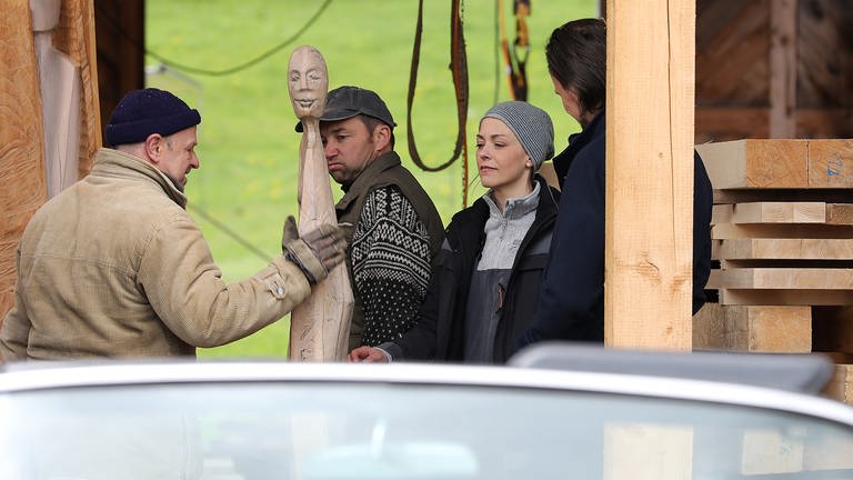 Toni, Niki, Sophie und Constantin mit einer Holzstatue von Sophie im Sägewerk