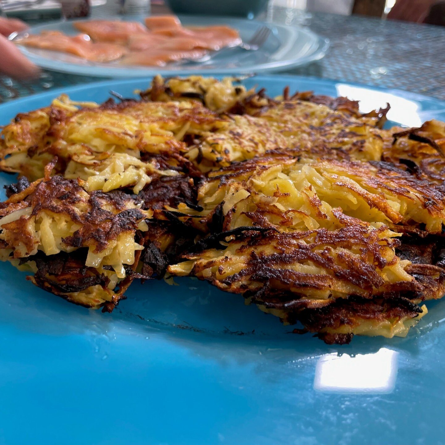 Muttis Reibekuchen mit Lachs und geschlagenem Frühlingsquark aus Unkel ...